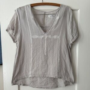 Carve Designs Women's Gray V-Neck Blouse